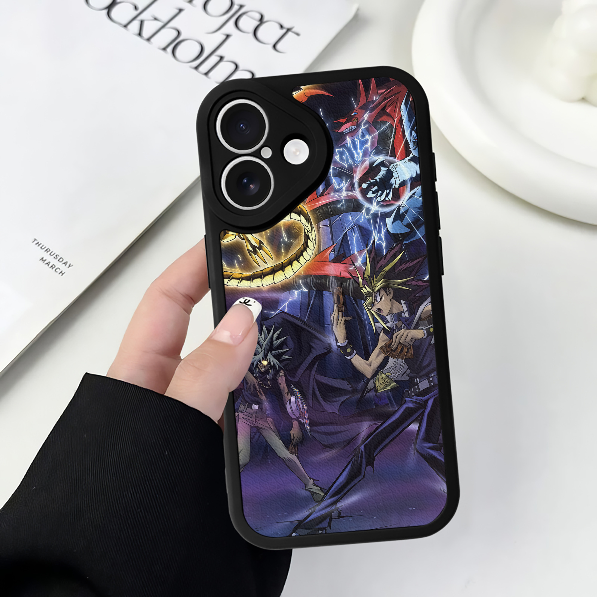（画像用） 遊☆戯☆王 Yu-Gi-Oh! 【iPhone 16シリーズ対応】シリコンスマホケース（レザー調） 材質：シリコン